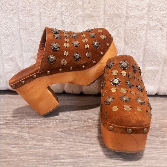 FREE PEOPLE Brown Suede Metal Embellished Slip On Heeled Claudia Clogs Size 8 - Picture 2 of 15